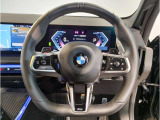 【ハンドル】ドライバーとBMW車の一体感がダイレクトに伝わるステアリングホイール。形状・太さへの拘りに加えて、操作性を高める為にスイッチ類も配置。クイックかつ安定のドライビングを体感下さい!