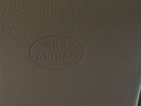 フロントSRSエアバッグは車両前方から乗員が重大な傷害を受けるおそれのある大きな衝撃を受けた場合に作動し、シートベルトが身体を拘束する働きと併せて前席乗員の頭部や胸部などへの衝撃をやわらげる装置です。