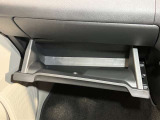 【グローブボックス】容器がせり出してくるバケットタイプ!一目で中身を把握でき、取り出しやすさにも優れます!