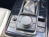 ナビ、オーディオ、車両装備が集中して操作できるコマンダースイッチで楽々です。