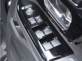 【シートハイトアジャスター】運転席の座面を上下できるハイトアジャスター付きでご家族やお友達とシェアできてロングドライブも楽々です。