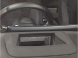 【ヘッドアップディスプレイ】現在の車速表示や目的地へのルート案内やメディア関連のリストを表示する事が可能です。視線移動を減らす事によりドライブに集中して頂けます。