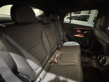 メルセデスのシートは少し硬めになっております。長時間の運転の際、適度な反発があることでお尻や腰の負担を減らす効果が御座います。