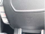 【運転席エアバッグ】 車両前方に衝撃が加わった際に、音響センサーによって瞬時に開きます。 ※シートベルト非着用の場合、本来の性能が発揮できませんので必ずシートベルトを着用しましょう。