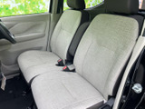 明るいトーンのシートが前席に広がり、運転席と助手席それぞれにヘッドレストを備えています。ゆとりのある座面と見通しのよい前方視界で、毎日の通勤やお出かけにも心地よくお使いいただけます。