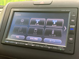 CDやラジオ、iPod、SD、USBなどのメニューが並び、聴きたい音源を画面から選べます。電話や設定情報にも切り替えられ、日々の移動に合わせて活用できます。
