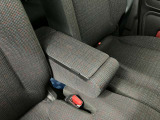 【アームレスト】運転席には、長距離ドライブに優しいアームレストが装備しています。