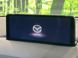 【10.25インチマツダコネクト】車内の雰囲気にマッチした大型ディスプレイ。スマホ接続でのナビ使用やBluetooth再生等、様々な機能が楽しめます。直感的なダイヤル操作が可能で、使い勝手も良好です。