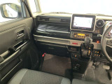 運転席周りのレイアウトをご覧ください。ナビゲーションが綺麗に装着されすっきり収まってますね!