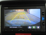 バックカメラの画像です。ガイドラインがスムースな車庫入れをサポートいたします。車庫入れの安心感がアップしますね。