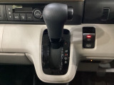 CVT車のセレクトレバーです。低速から高速まで、変速ショックのないスムーズな走りと、エンジン効率のよい領域を維持して燃費にも貢献します。サイドブレーキはスイッチ操作の電子制御パーキングブレーキです。