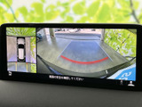 車両周囲の映像と後方の映像を画面で確認でき、駐車時の周囲確認に役立ちます。目視とあわせて状況を確認しながら操作できるため、狭い場所での駐車をサポートする装備です。