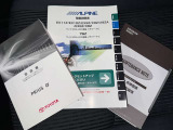 メンテナンスノート、取扱説明書です。 その車の整備記録が事細やかに記録されています。 車が生まれてから今までどのような道を歩んできたのか判るとても重要な物ですよ。