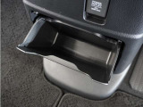◆センターロアボックス◆インパネ中央の下部には、ごみ箱としても使用する事ができるセンターロアボックスを装備しております。