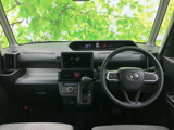 運転席まわりは各表示やスイッチが前方にまとまり、運転中も視線を大きく移さず確認しやすい配置です。広いフロントウインドウから前方を見渡せ、日々の運転にも落ち着いて臨めます。