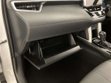 何かと便利なグローブボックス。メンテナンスノートや車検証、ちょっとしたメモと筆記用具等を入れておくとあればもしもの時にも便利ですね。