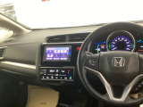 見慣れた運転席からの景色も、ナビに目的地を入れるだけで新鮮に感じられますね。心地よいインテリアに囲まれて、これからのドライブが楽しみです