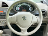 握りやすい形状のステアリングは、前方のメーターを大きく遮りにくい配置です。運転席からメーターや周辺の操作部を確認しやすく、日々の運転で自然に扱えるシンプルな室内です。
