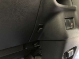 【ショッピングフック】買い物袋などを引っ掛けるためのショッピングフックが付いています。