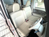 運転席まわりには十分なスペースがあり、大柄な方でもゆったり運転していただける環境です。