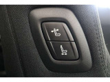 助手席肩口パワーシートスイッチ付き。運転席や後席から助手席シートのスライド・リクライニングが操作できます。後部座席に座る人が乗り込みやすいよう運転席から空間を広げてあげられる優しさのスイッチです。