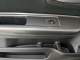 パワーウィンドウのスイッチですよ。運転席に居ながら窓を開け閉めのコントロールできます。