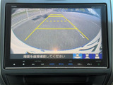 後方の映像とガイド線を画面で確認でき、駐車時やバックでの出庫をサポートします。周囲の状況を目で確かめながら操作できるため、駐車が苦手な方にも心強い装備です。