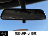 純正ルームミラー。室内の細部まで撮影しています。