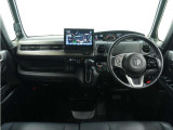 ◆インテリアパネル◆視界広々で非常に運転しやすくロングドライブでも疲れを感じさせないすっきりとまとまったインパネ周りです。