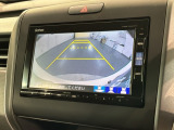リバースギアに入れるだけで後方の表示へ切り替わります。夜間や雨の日の駐車も楽になりますよ。