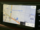 地図情報が画面いっぱいに表示され、現在地や周辺の道を確認しやすい仕様です。画面上の案内を見ながら目的地までの移動をサポートし、お出かけに役立ちます。