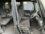 フロントシートです!!ベンチシートなので座席の移動もスムーズに出来ます!!足元も広く運転も楽ですよ!!
