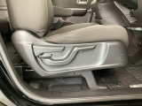 【前席】運転席にはシート高を調整できるハイトアジャスターが装備され、幅広いシートポジションの設定が可能になっております♪