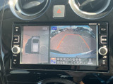 後方の映像に加えて車両周辺の表示も確認でき、駐車時の安全確認をサポートします。画面のガイド表示を目安に、周囲を確かめながら落ち着いて操作できます。