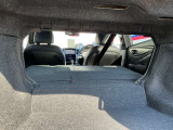 リヤシートを全て倒せばとても広く荷物が積めますよ。