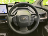 握りやすい形状で、運転中も手元に各種スイッチを備えたステアリングです。視線を大きく移さずに手元の操作へ移りやすく、毎日の運転を快適にサポートする装備としてご活用いただけます。