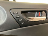 運転席ドアに運転席パワーシートのポジション設定が出来るドライビングポジションメモリースイッチが付いています