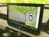 後方の映像に加えて車両周囲を見渡す表示も備わり、駐車時の確認をサポートします。画面上のガイド線も目安にでき、狭い場所での後退時にも役立つ装備です。