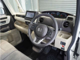 ◆視界広々で非常に運転しやすくロングドライブでも疲れを感じさせないすっきりとまとまったインパネ周りです。