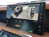 サラウンドカメラ(360&deg;カメラ)『車載のカメラを駆使し、車を真上から見下ろしている映像に変換、センターディスプレイに表示させ、安全な駐車をサポート。縦列駐車や狭い場所への駐車に大きく役立ちます。』