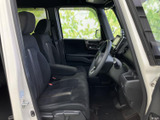 ゆとりを感じる前席は、座面と背もたれが身体を受け止める形状で、運転席側への移動もしやすい配置です。窓からの視界も広く、乗り降りの際にも室内を見渡せます。