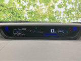 運転席から確認しやすい位置に、速度やシフト位置などの情報がまとまっています。表示が横方向に広がり、走行中も必要な情報を視線の移動を抑えてチェックできます。