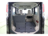 片方だけ倒せるので、荷物の多さや乗車人数にあわせてフレキシブルに対応できます。
