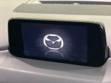 【マツダコネクトナビ】車内の雰囲気にマッチした一体型タイプのナビ。各種車輌設定やBluetooth再生等、様々な機能が楽しめます。直感的なダイヤル操作が可能で、使い勝手も良好です。