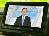 テレビ番組を画面で楽しめる装備です。停車時の待ち時間などに映像を視聴でき、車内で過ごす時間を快適に演出します。操作項目も画面下にまとまっています。