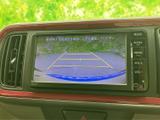 車両後方の映像と目安線を画面で確認でき、駐車時の後方確認をサポートします。周囲を直接目視することと併せて活用でき、車庫入れや駐車の際に便利です。