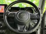 左右のスポークにスイッチが配置され、運転姿勢を保ちながら手元で各種操作を行えます。メーターの視認性を妨げにくい形状で、日常の運転をサポートする便利な装備です。