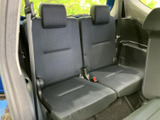 三列目にも左右それぞれにシートがあり、乗車人数に合わせて活用できます。窓から外を眺められるため、後席に座る方にも落ち着いて過ごしていただける空間です。