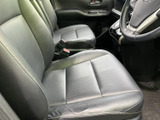 ゆとりを感じる座面と背もたれで、運転席・助手席ともに落ち着いて座れる空間です。前方やサイドの視界も確保しやすく、乗り降りの際も足元を見渡しやすい室内です。