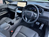 運転席から前方を見渡しやすく、シートやドアまわりも落ち着いた色合いでまとまっています。カップホルダーを備えたセンターコンソールもあり、普段使いに便利な空間です。